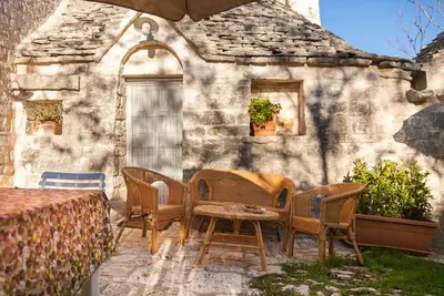 Image de Le trullo laitier au sommet d'une colline, au cœur d'un village