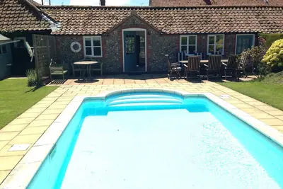 Image de Chalet À Base De Fleurs Pour Les Chiens Avec Piscine, Aga, Sommeil À Feu Ouvert 8