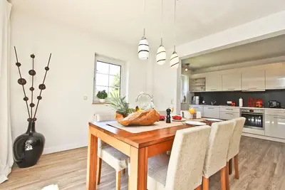 Image de Luxe sur 160 m², idéal pour 1-2 familles, près de la plage, 4 chambres, WiFi, à partir de 130 euros