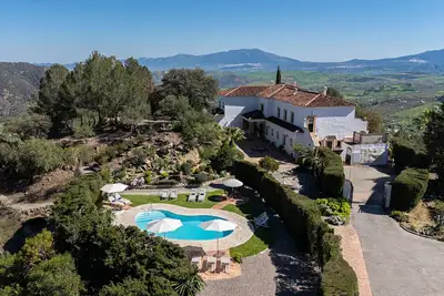 Image de Maison de campagne de luxe avec une vue imprenable, piscine privée et plus. . .