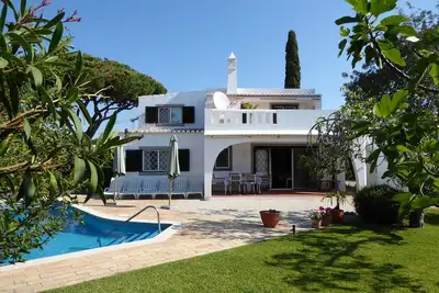 Image de Villa with charm, pool and large garden near the beach