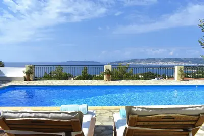 Image de Villa avec vue imprenable sur la mer, piscine privée et salle de jeux