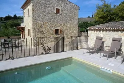Image de Villa avec piscine dans un endroit calme et sécuritaire village, à seulement 1 km de la place du village