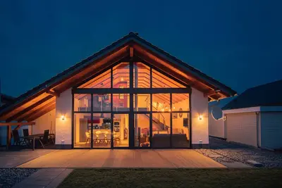 Image de Maison de vacances Chalet 100 avec plage privée, sauna et cheminée!