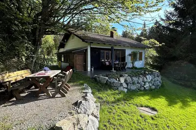 Image de Maison indépendante dans une pente orientée vers le sud-préservée à 1000m, lisière de la forêt