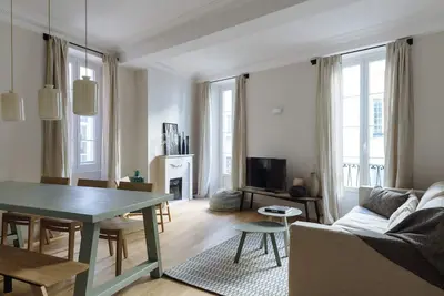 Image de Appartement design de luxe avec balcon dans la vieille ville de Nice - 4 min à pied de la plage!
