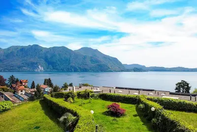 Image de Beau studio avec balcon, piscine et superbe vue sur le lac