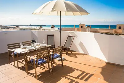 Image de Appartement unique sur la plage avec terrasse et vues spectaculaires sur la mer