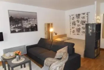 Image de Studio design de 35 m² refait à neuf, vue sur jardin, très calme, Paris 13ème