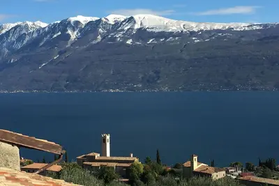Image de Casa Fornico 8 et sa terrasse avec vue imprenable sur le lac de Garde
