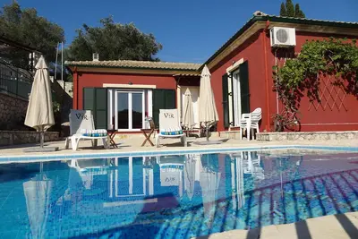Villa de vacances, belle vue sur la vallée, piscine privée, 10 min. de la plage!