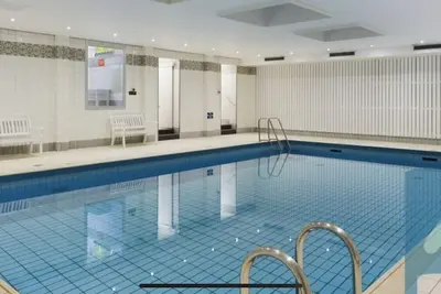 Image de sur la plage, balcon avec vue sur la mer, chaise de plage, à proximité du parcours de golf