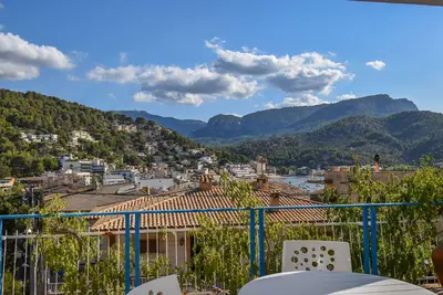 Image de Magnifique chalet de vues avec des terrasses ensoleillées et à distance de marche de la plage