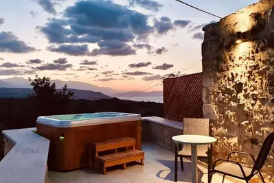 Historique maison en pierre avec magnifique vue sur la mer