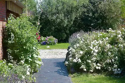 Image de Maison avec jardin à seulement 10 minutes à pied de la mer / WiFi / Vollerwiek