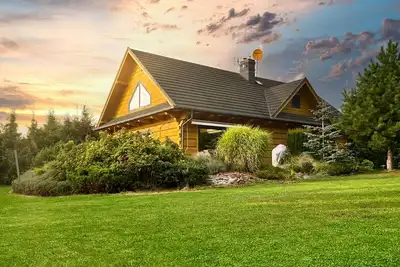 Image de Idyllique maison en bois de luxe avec un grand jardin au milieu de la nature, avec sauna