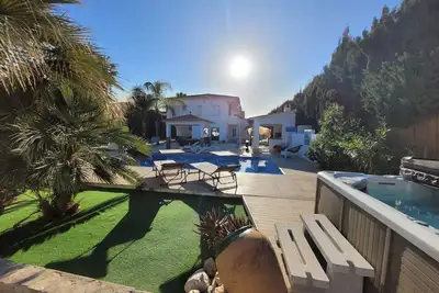 Image de L'une des meilleures grandes villas et piscine en bord de mer, jacuzzi et tennis