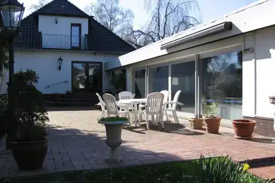 Image de Grande maison bien entretenue, piscine chauffée, jardin aux allures de parc. WiFi!