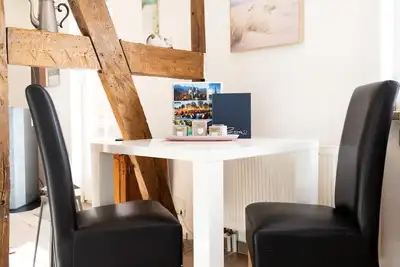 Image de Maison à colombages rénovée moderne et confortable pour les familles