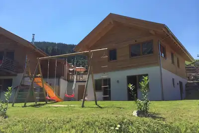 Image de 'Hüttenzauber' directement sur la piste de ski avec sauna privé et espace détente.