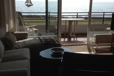 Image de Vue mer magique sans restriction depuis le balcon sur la mer Baltique avec une plage naturelle
