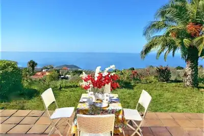 Image de Großzüg. Maison avec vue panoramique sur la mer, les montagnes et la vallée + appartement en option