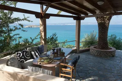 Image de studio de luxe avec vue imprenable sur la mer et piscine