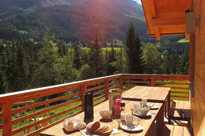 Image de Chalet spacieux directement sur la piste de ski avec sauna privé et espace détente.