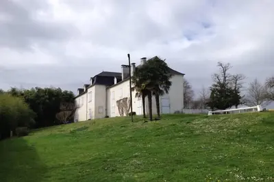 Image de Grande maison de caractère rénovée, piscine et vue imprenable sur les Pyrénées