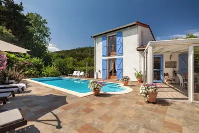Image de Villa ensoleillée avec magnifique piscine