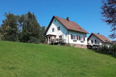 Image de amoureusement rénové maison de vacances avec grand. Jardin, idéal pour les familles