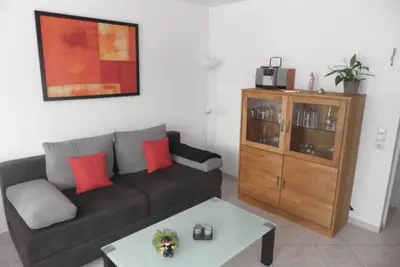 Image de appartement ensoleillé de 2 pièces, balcon Sw, calme et très central