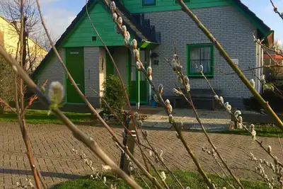 Image de Belle maison de vacances avec un grand jardin ensoleillé, proche de la plage et calme