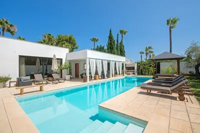 Image de Villa au design moderne avec une piscine chauffée en option et proche de la mer.