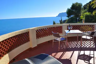 Image de Villa sur la plage avec court de tennis et accès à la plage privée pouvant accueillir jusqu'à 8 personnes