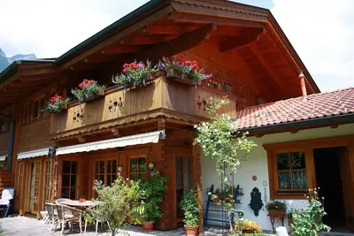 Image de Maison de vacances quatre étoiles avec une vue magnifique sur la montagne et un grand jardin privé