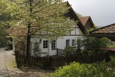 Image de Maison à la forêt, située dans un petit village avec 380 habitants.
