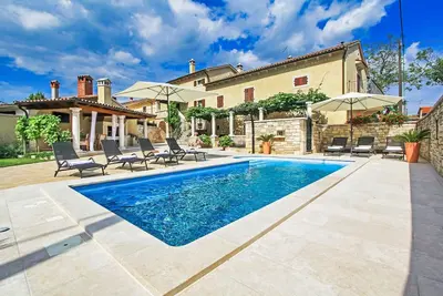 Image de Entièrement clôturé, idéal pour les familles, piscine à effet de flux, entièrement climatisé