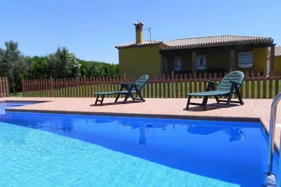 Spacieuse villa de vacances avec piscine et climatisation et Wi-Fi pour 6 personnes