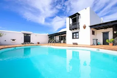 Vacances 'El Islote' avec vue sur les montagnes, piscine privée et Wi-Fi
