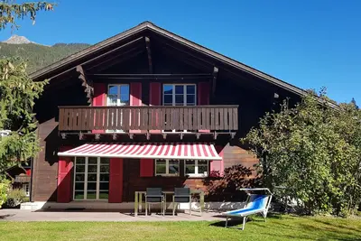Image de Chalet confortable avec grand jardin et vue sur la montagne, garage, WiFi / Wifi gratuit