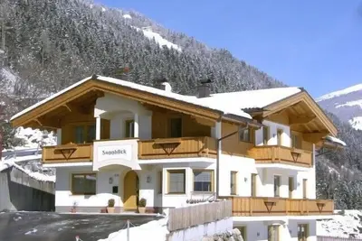 nouvellement construit maison de campagne sur une colline ensoleillée - une connexion Wi-Fi