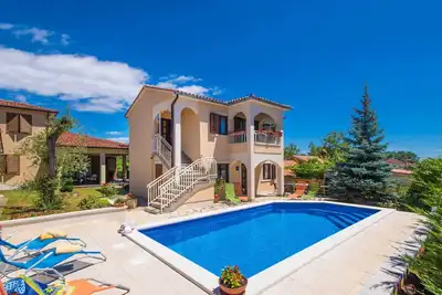 Image de Une maison de luxe dans un village calme près de la mer
