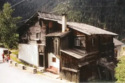 Image de 1 minute de la station de ski, à droite sur la piste de luge, très vieille maison de charme, jardin
