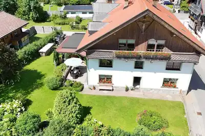 Très confortable u. spacieuse. Appartement avec des meubles en bois naturel de notre propre production