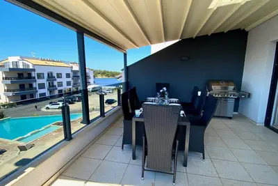 Image de Appartement 5 étoiles dans un complexe exclusif nouvellement construit directement sur la mer avec piscine