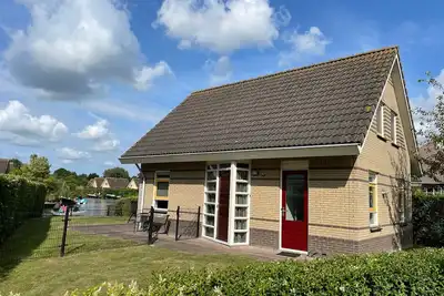 Image de La maison est située sur l'eau avec propre quai pour un bateau