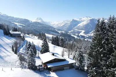 Image de refuge de montagne romantique dans les Alpes de Kitzbühel pour des vacances de ski et de randonnée.