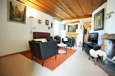 Logement avec balcon orienté sud-ouest, cheminée, piscine couverte et parking