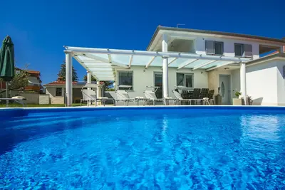 Image de Villa neuve dans un village calme, à seulement 450 mètres de la plage